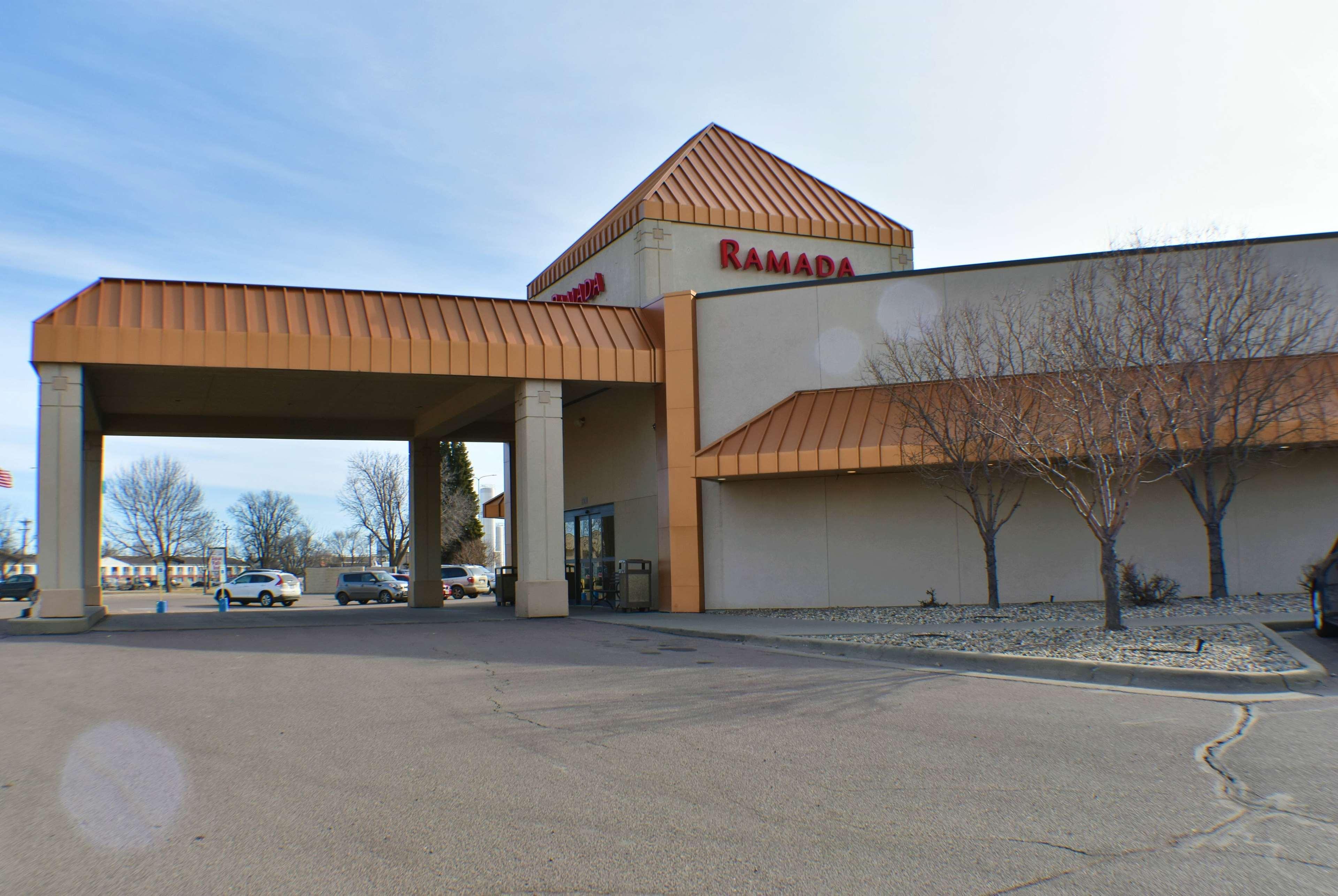 Ramada By Wyndham Sioux Falls Airport - Waterpark Resort & Event Center Exterior foto